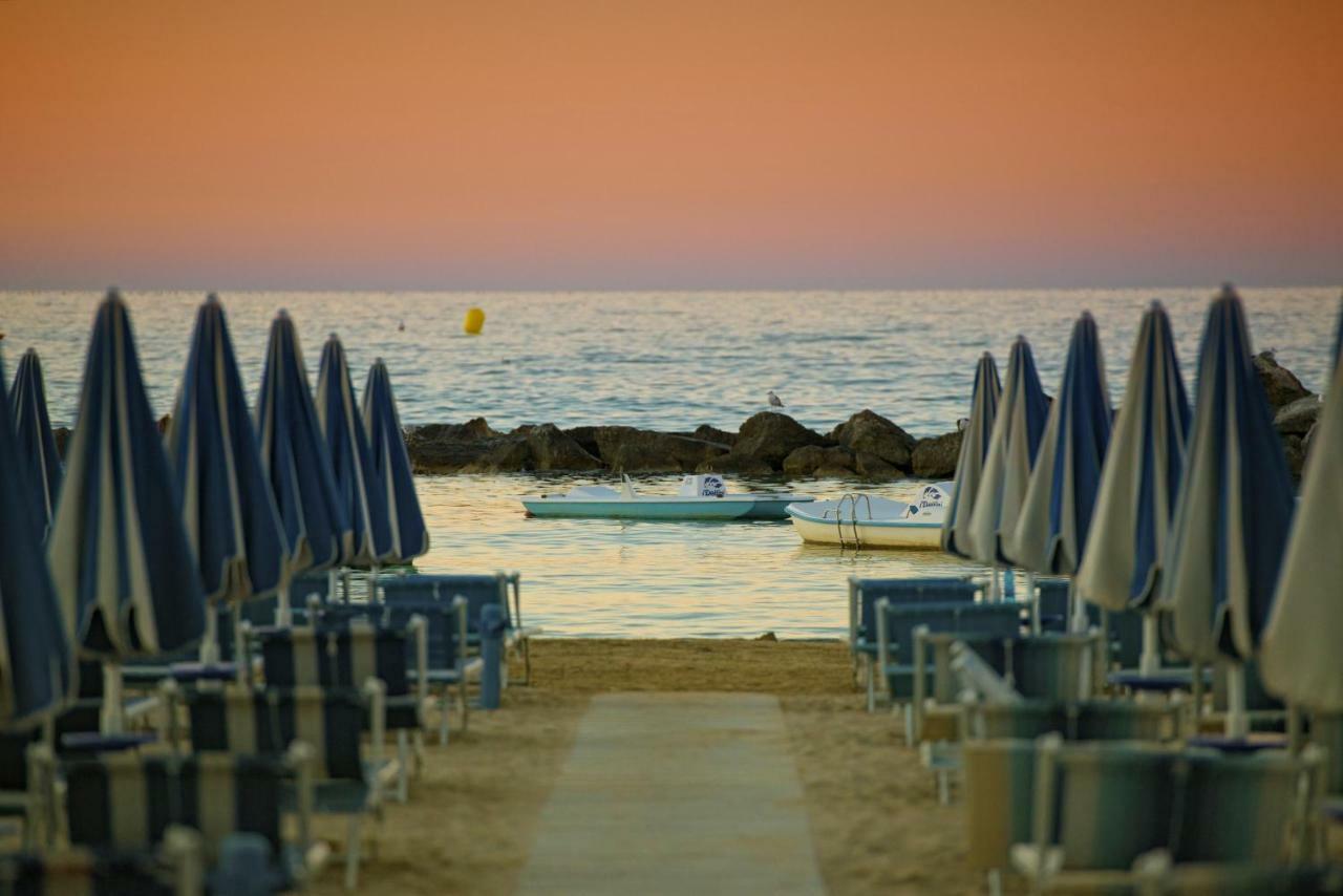 Victoria Palace Hotel Cattolica Esterno foto